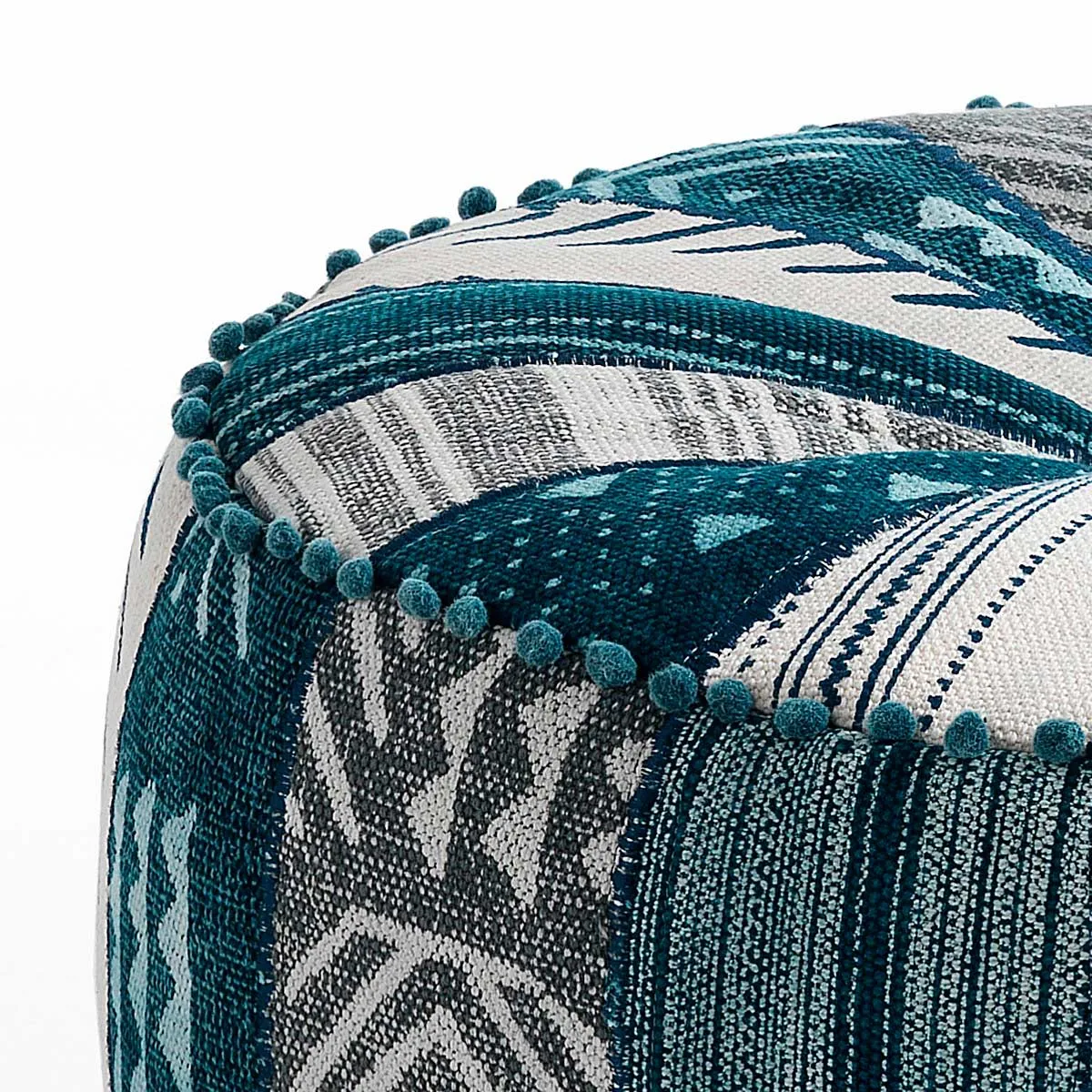 Dettaglio del patchwork del pouf Kamar Tomasucci