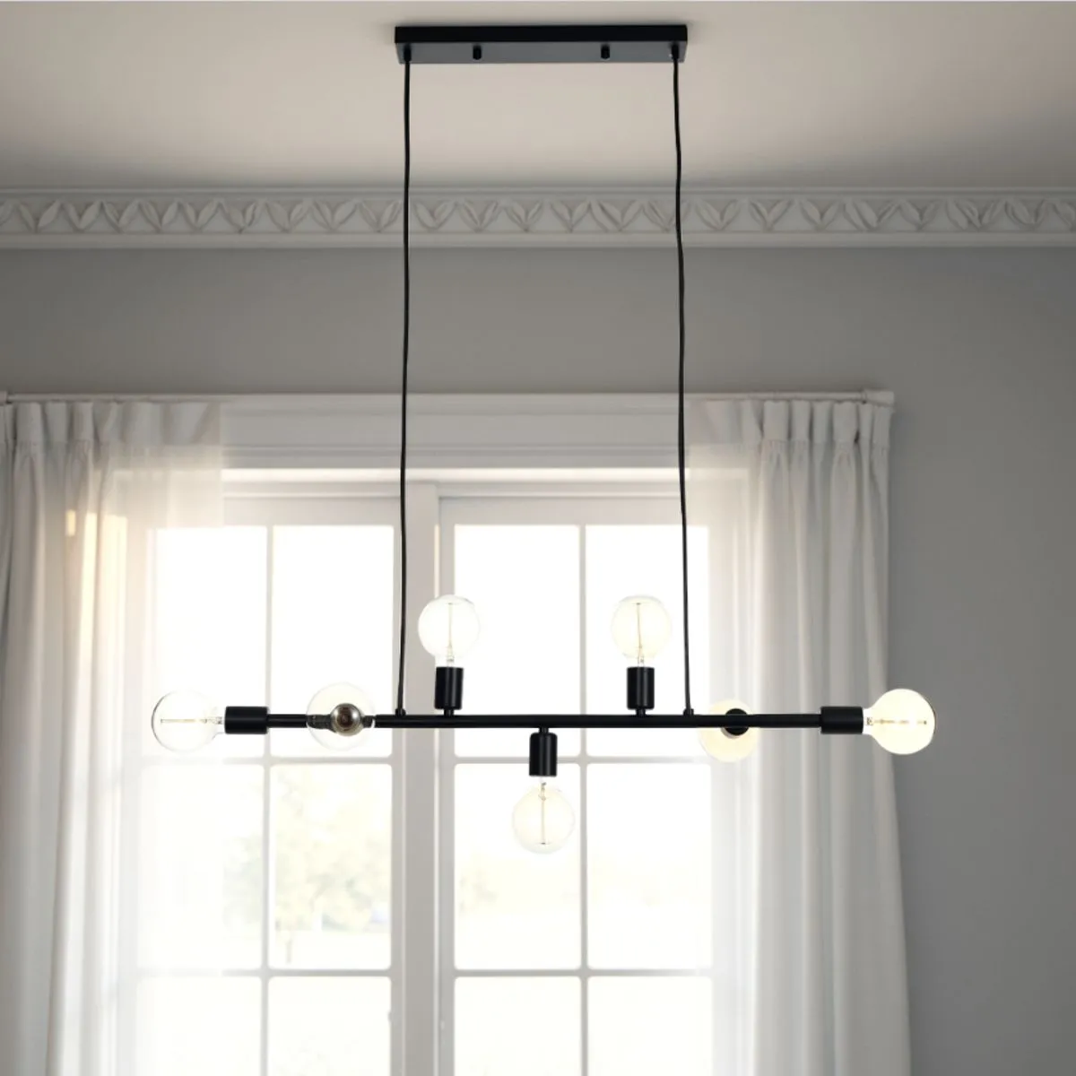 Lampadario Kiara Tomasucci nero in una stanza