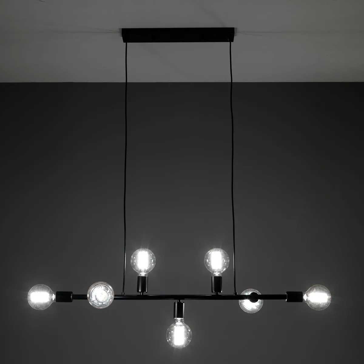 Lampadario Kiara Tomasucci acceso su fondo scuro