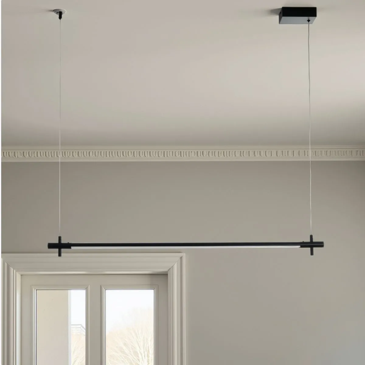 Lampadario slim lineare Tomasucci in una stanza