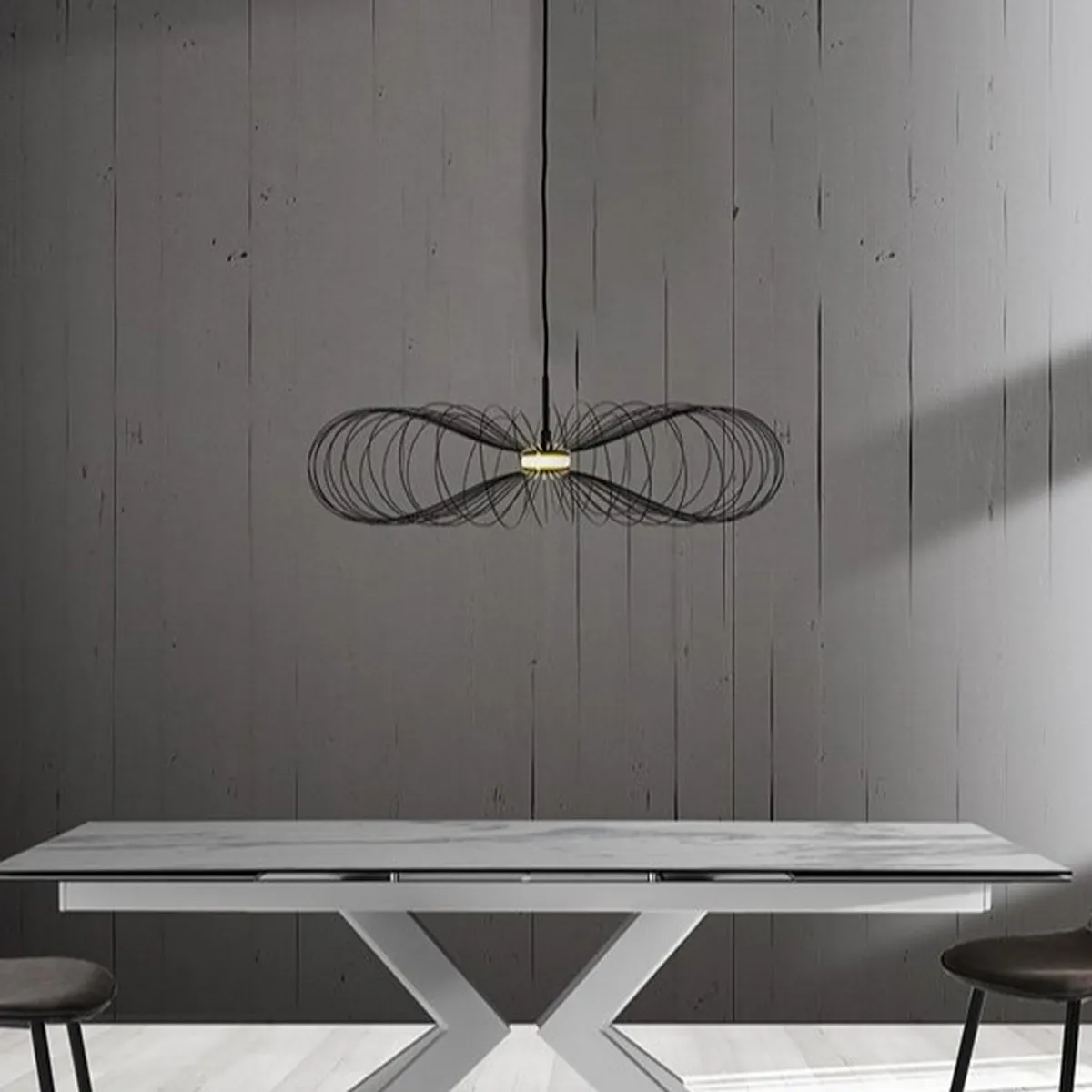 Lampadario Infinity Tomasucci sopra un tavolo