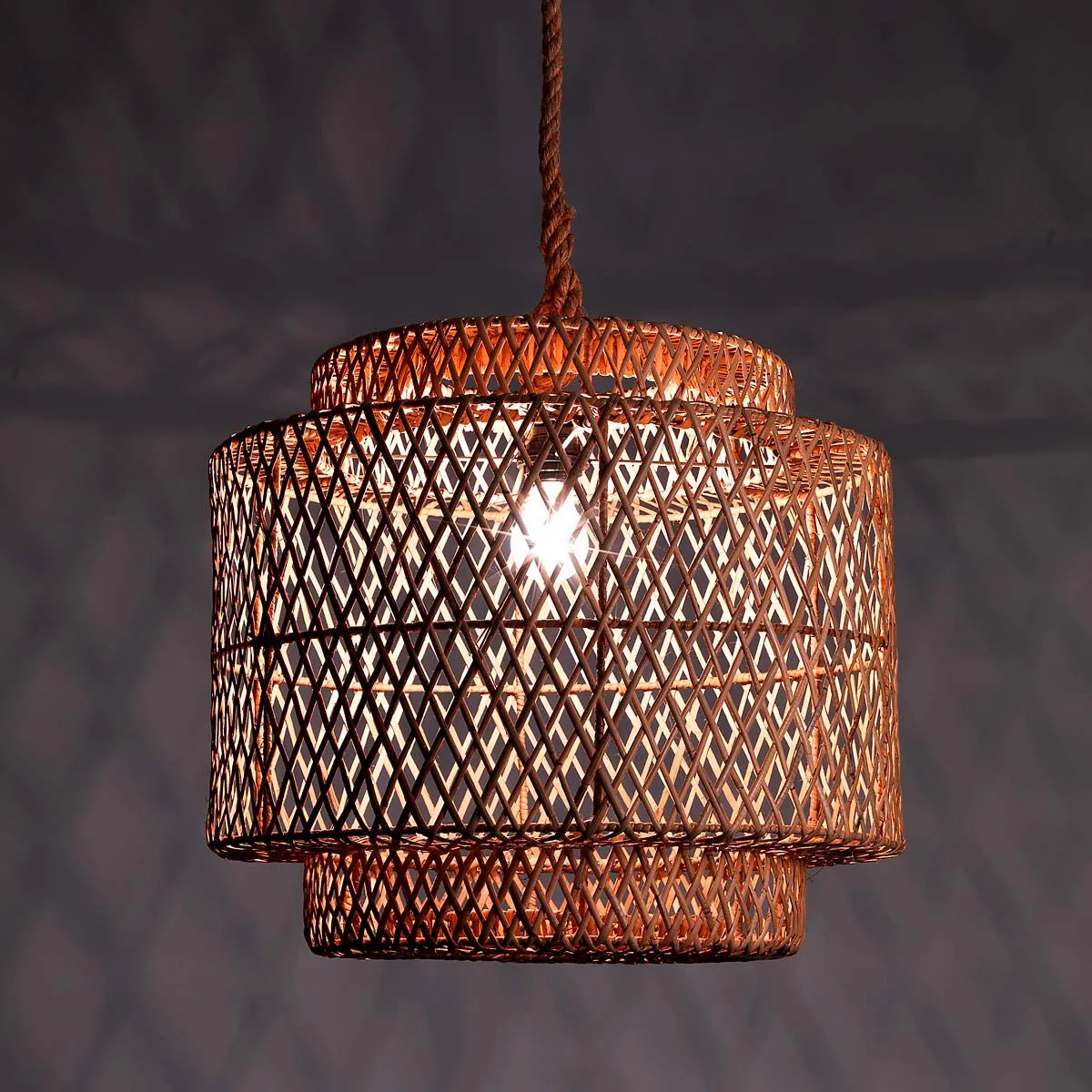 Lampadario Great Tomasucci in rattan acceso