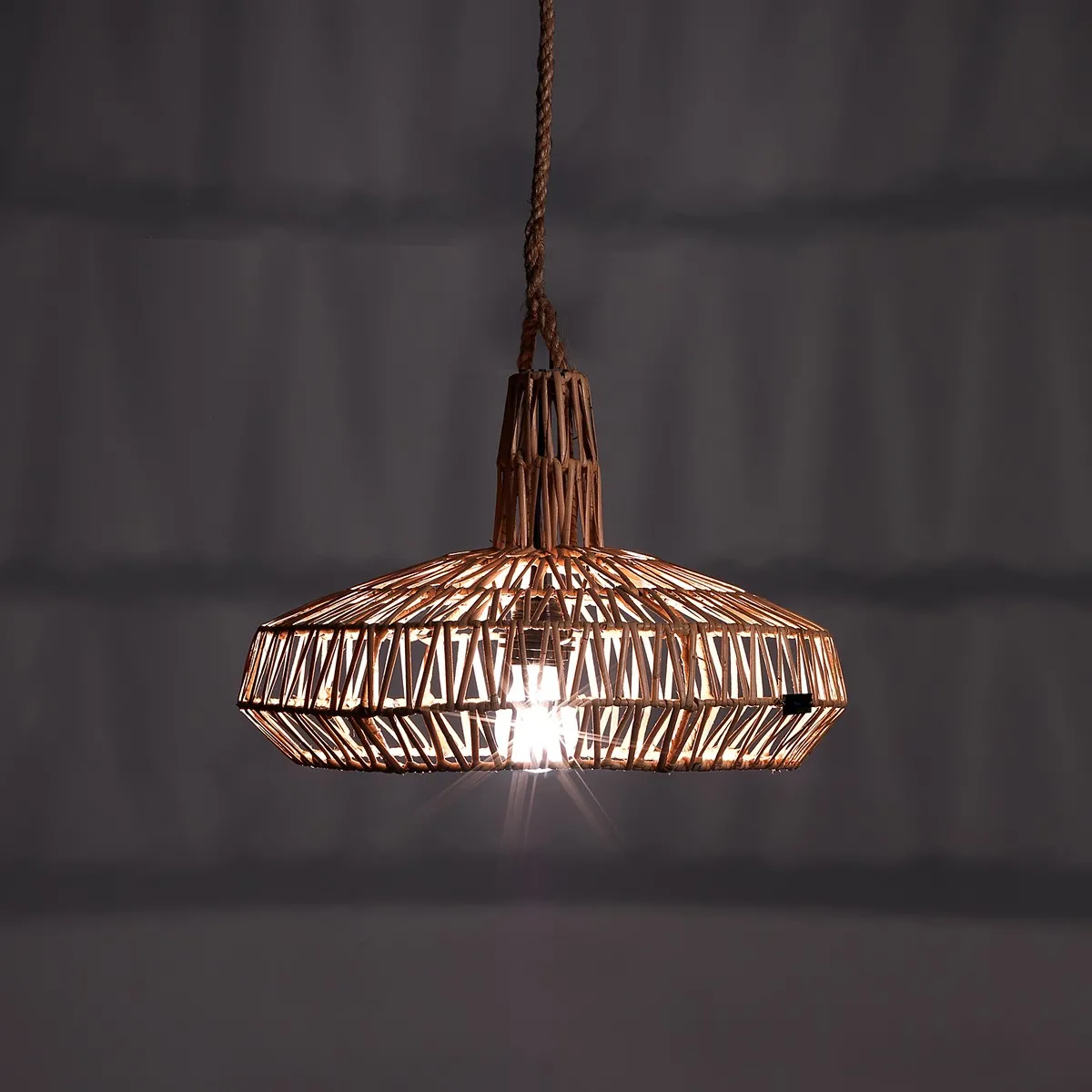 Lampadario Aladin Tomasucci in rattan acceso
