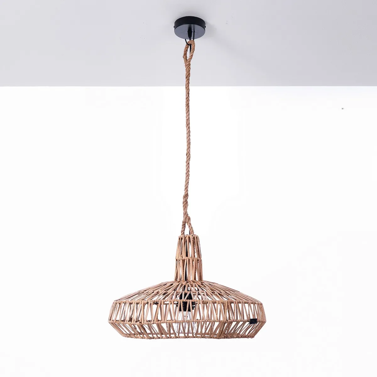 Lampadario Aladin Tomasucci appeso al soffitto