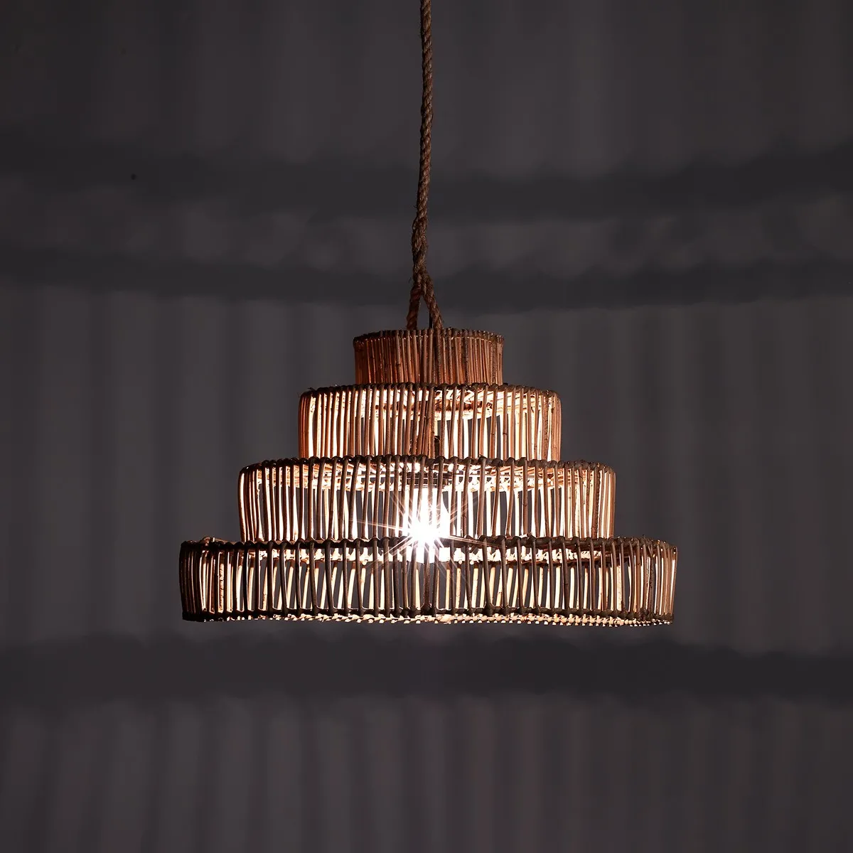 Lampadario Tower Tomasucci in rattan acceso