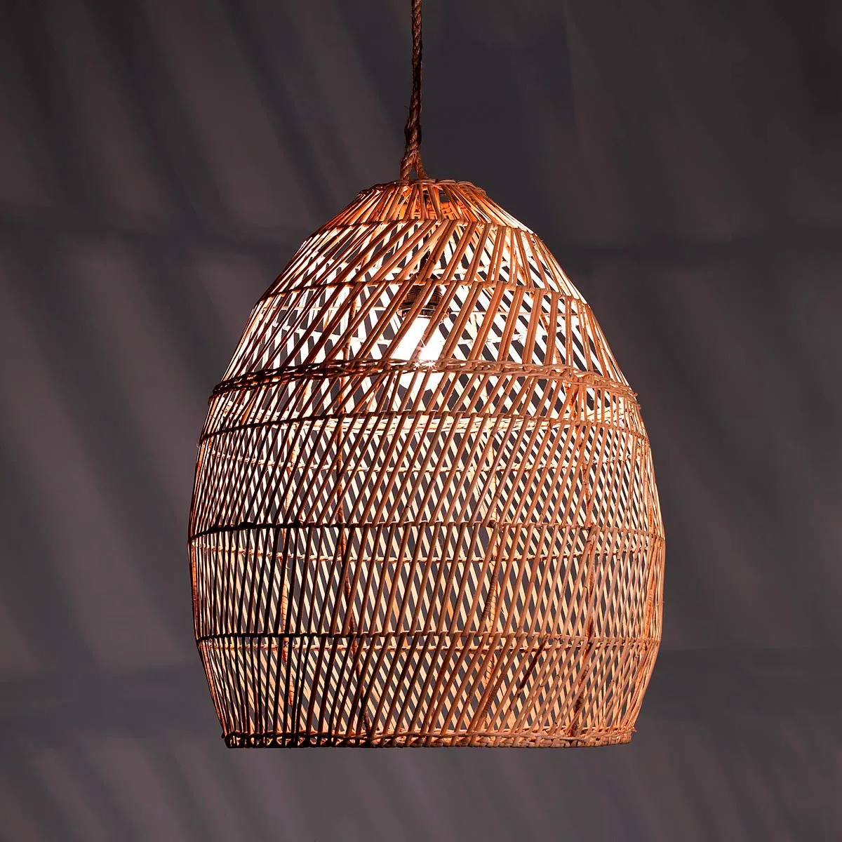 Lampadario Pear Tomasucci in rattan acceso