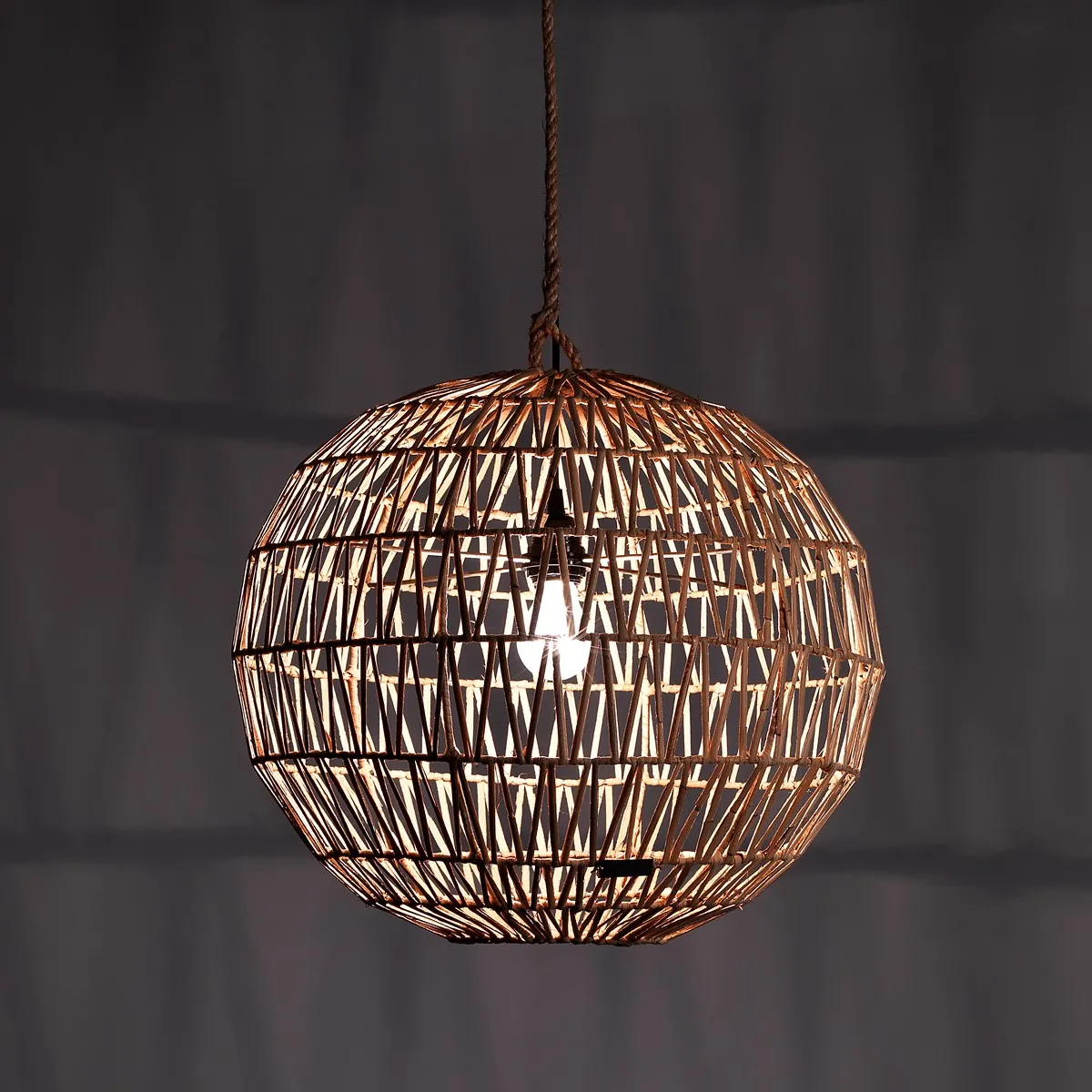 Lampadario Net Tomasucci in rattan naturale acceso