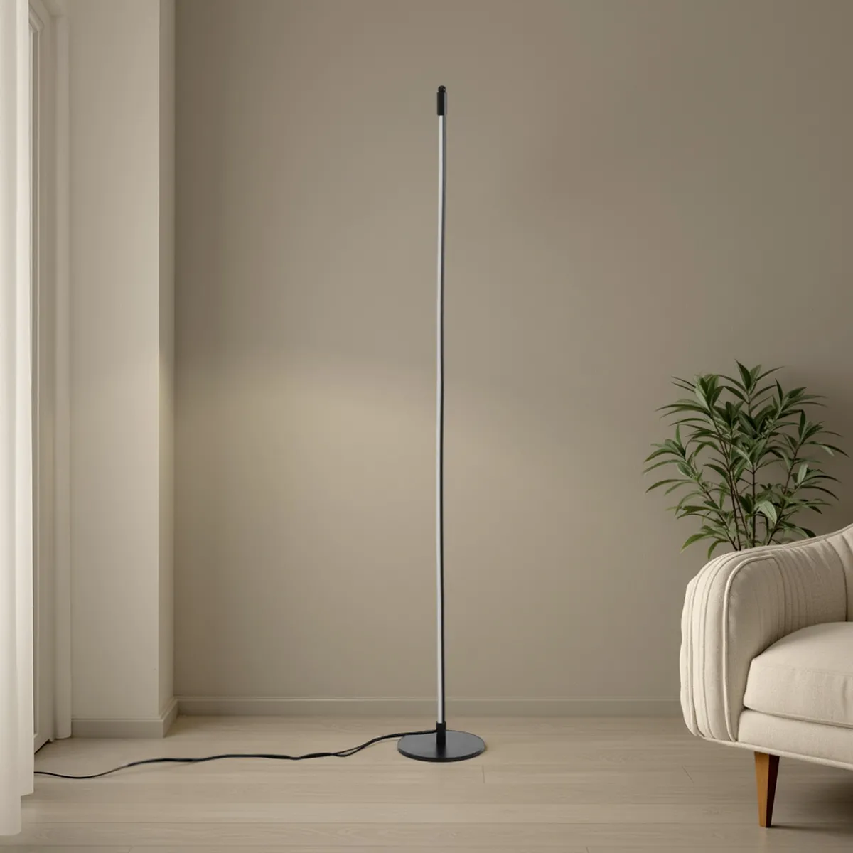 Lampada da terra Stelo Tomasucci accanto a un divano