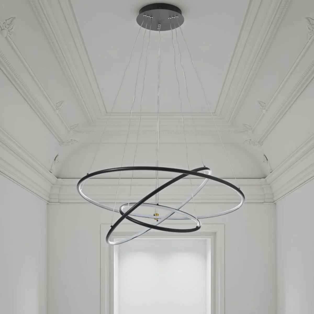 Lampadario Three Rings Tomasucci in un soggiorno