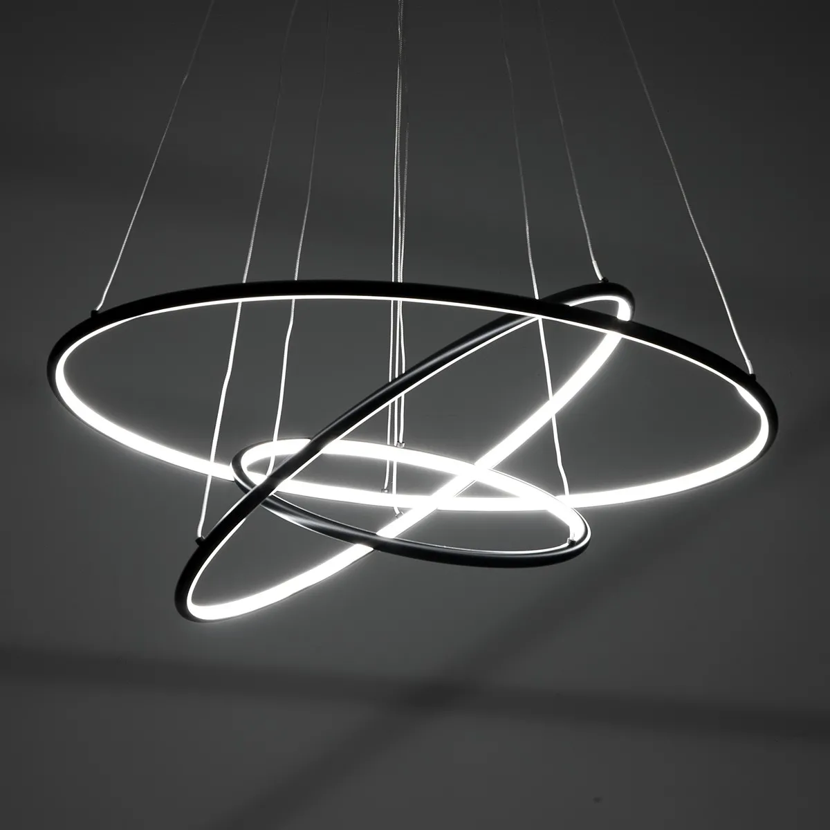 Lampadario Three Rings Tomasucci acceso