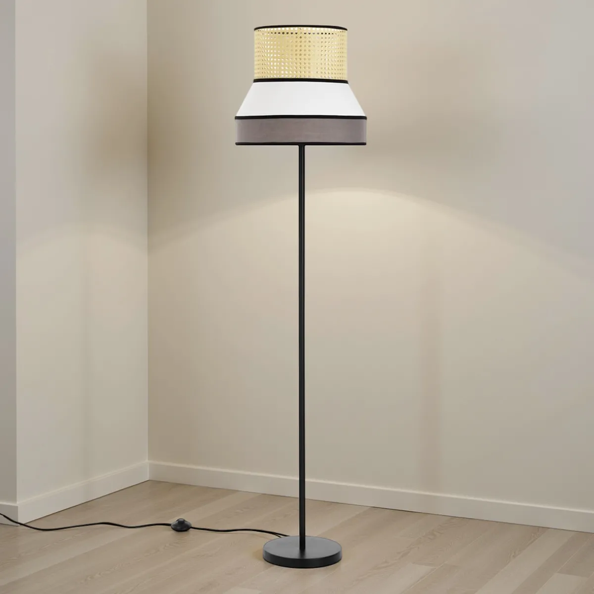 Lampada da terra Wien Tomasucci in un angolo