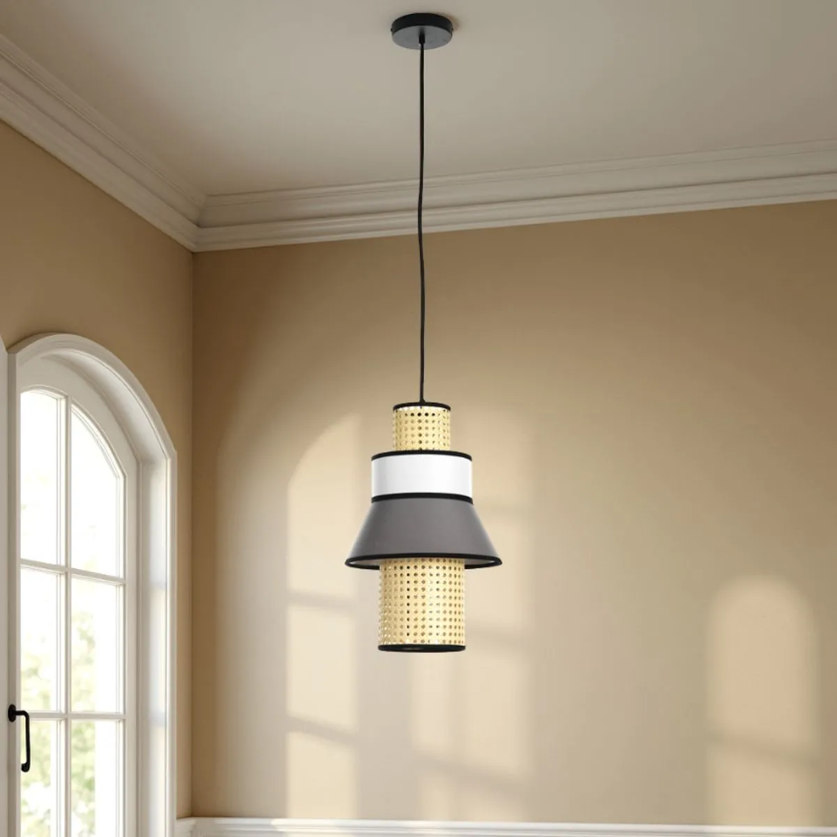 Lampadario Wien Tomasucci appeso vicino a una finestra