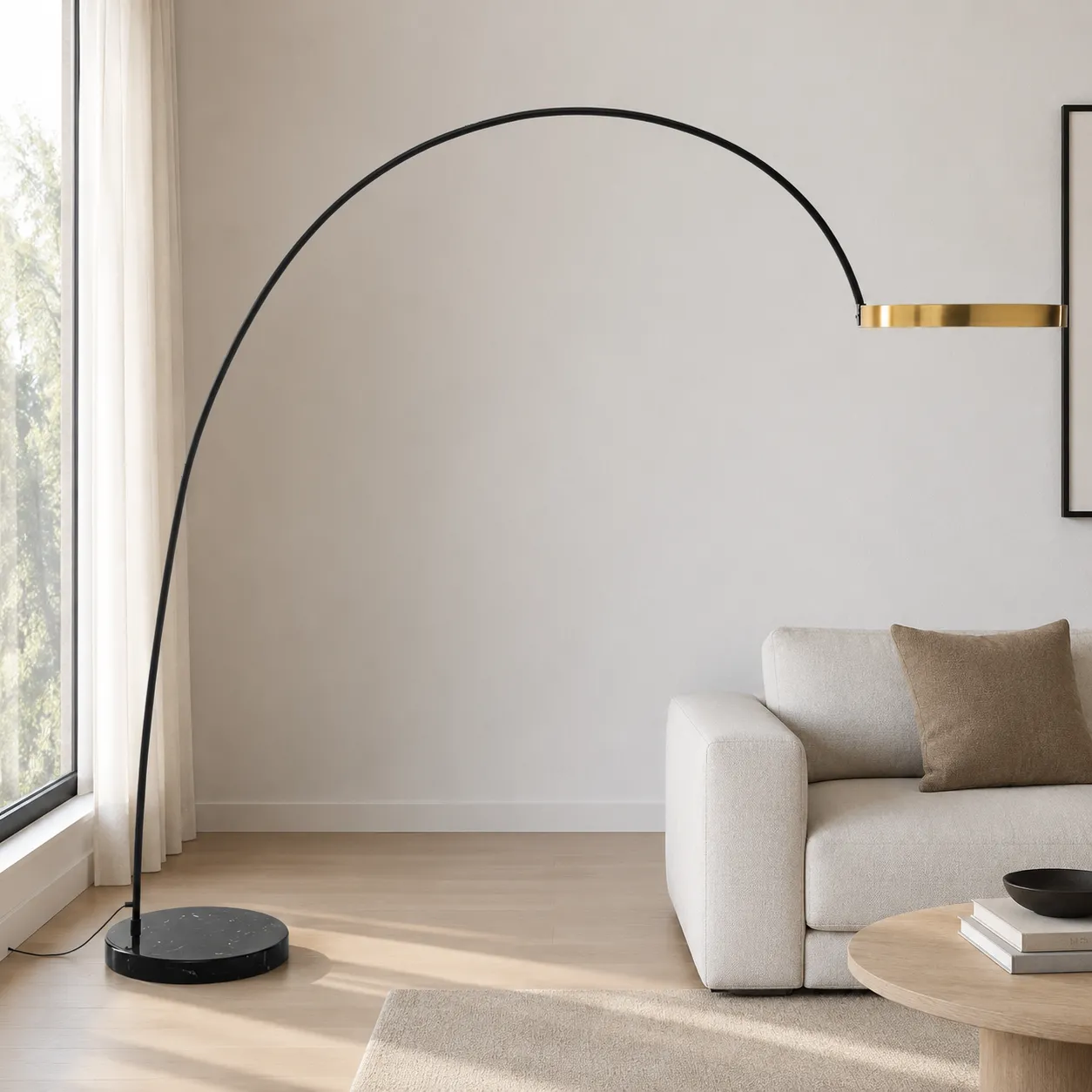 Lampada ad arco Halo Gold Tomasucci sopra un divano