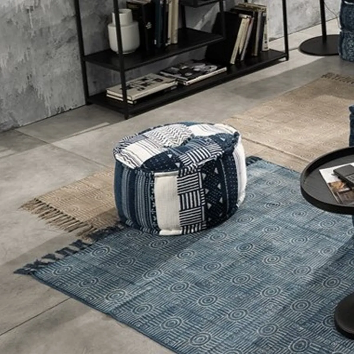 Pouf Patty Tomasucci patchwork blu in un soggiorno