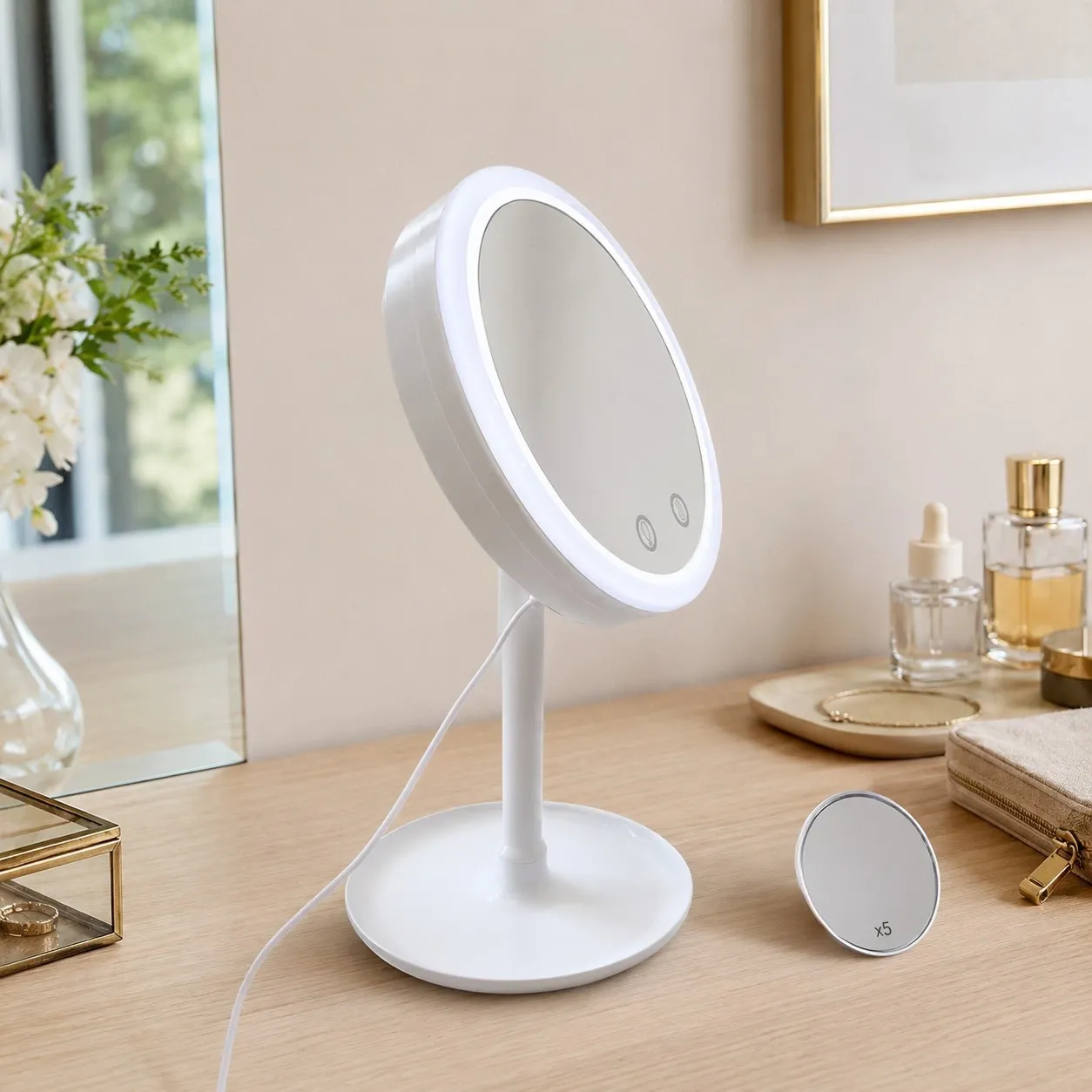 Specchio da trucco LED Makeup Tomasucci su una toeletta