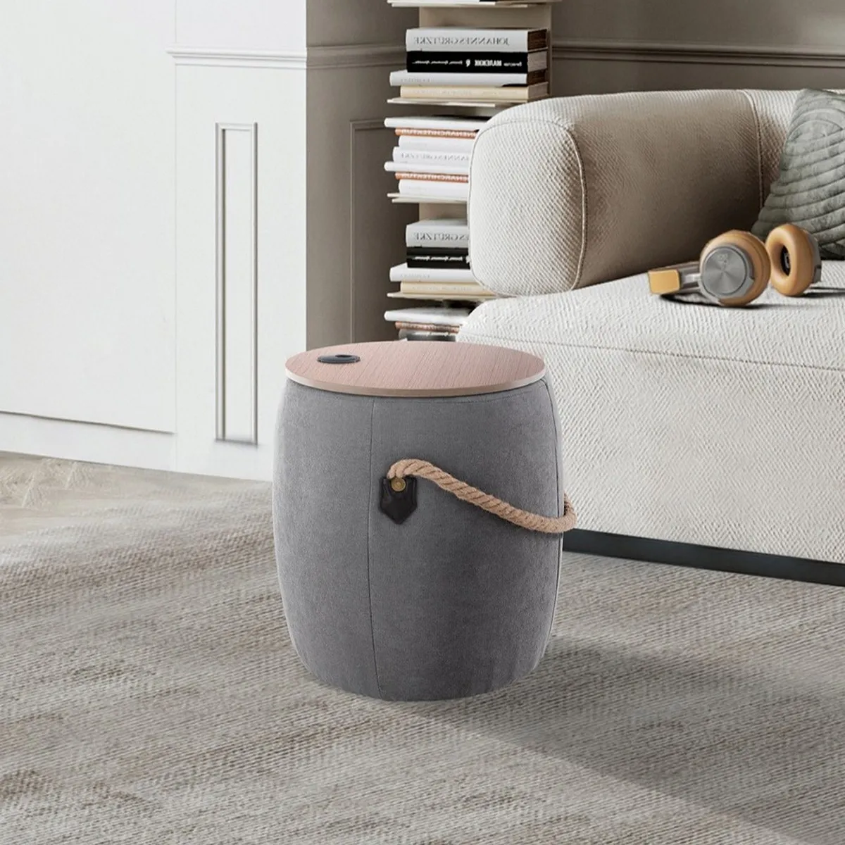 Pouf contenitore Barril Tomasucci accanto a un divano