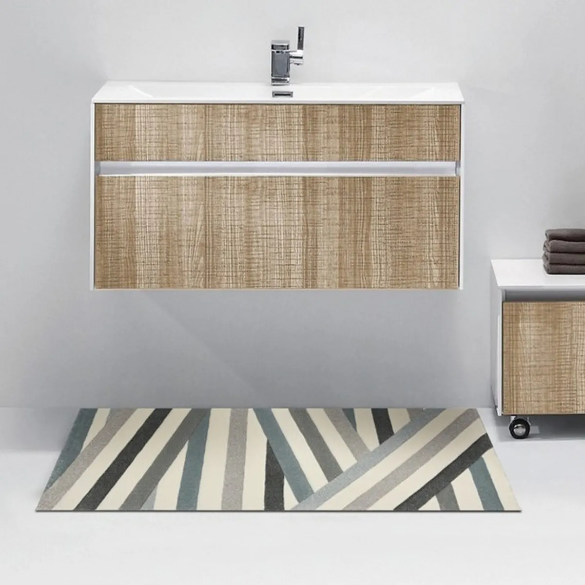 Tappeto Lines Tomasucci davanti a un mobile bagno