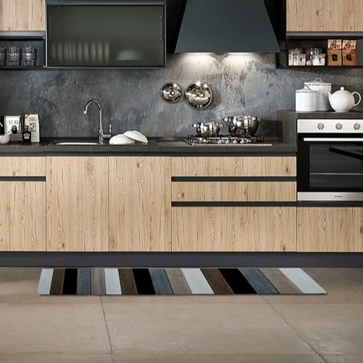 Tappeto Lines Tomasucci in una cucina