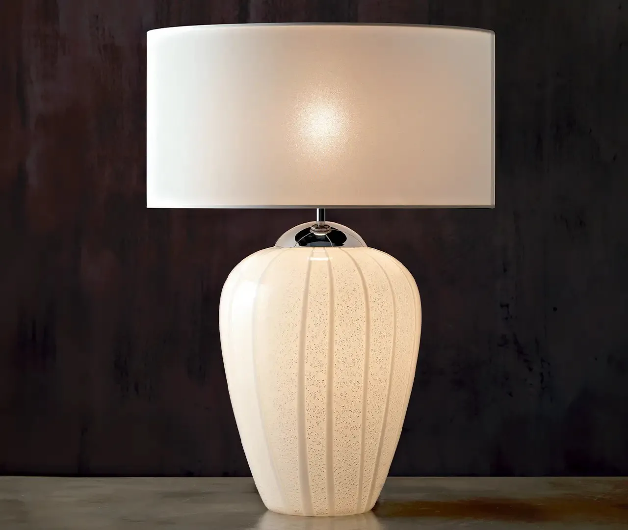 Lampada da tavolo Strip Le Fablier con vaso bianco a righe e paralume bianco
