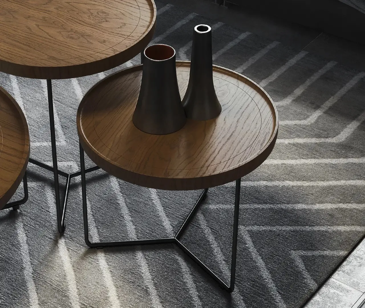 Tavolino Mantra Le Fablier con piano tondo in rovere e struttura in metallo nero