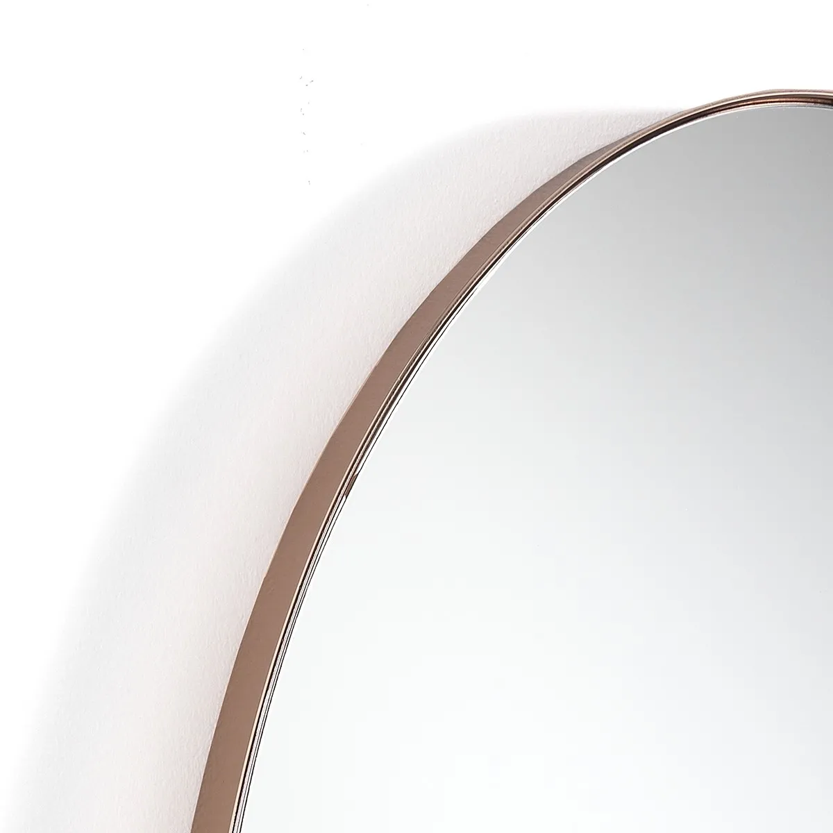 Dettaglio della cornice rame dello specchio Oval Tomasucci