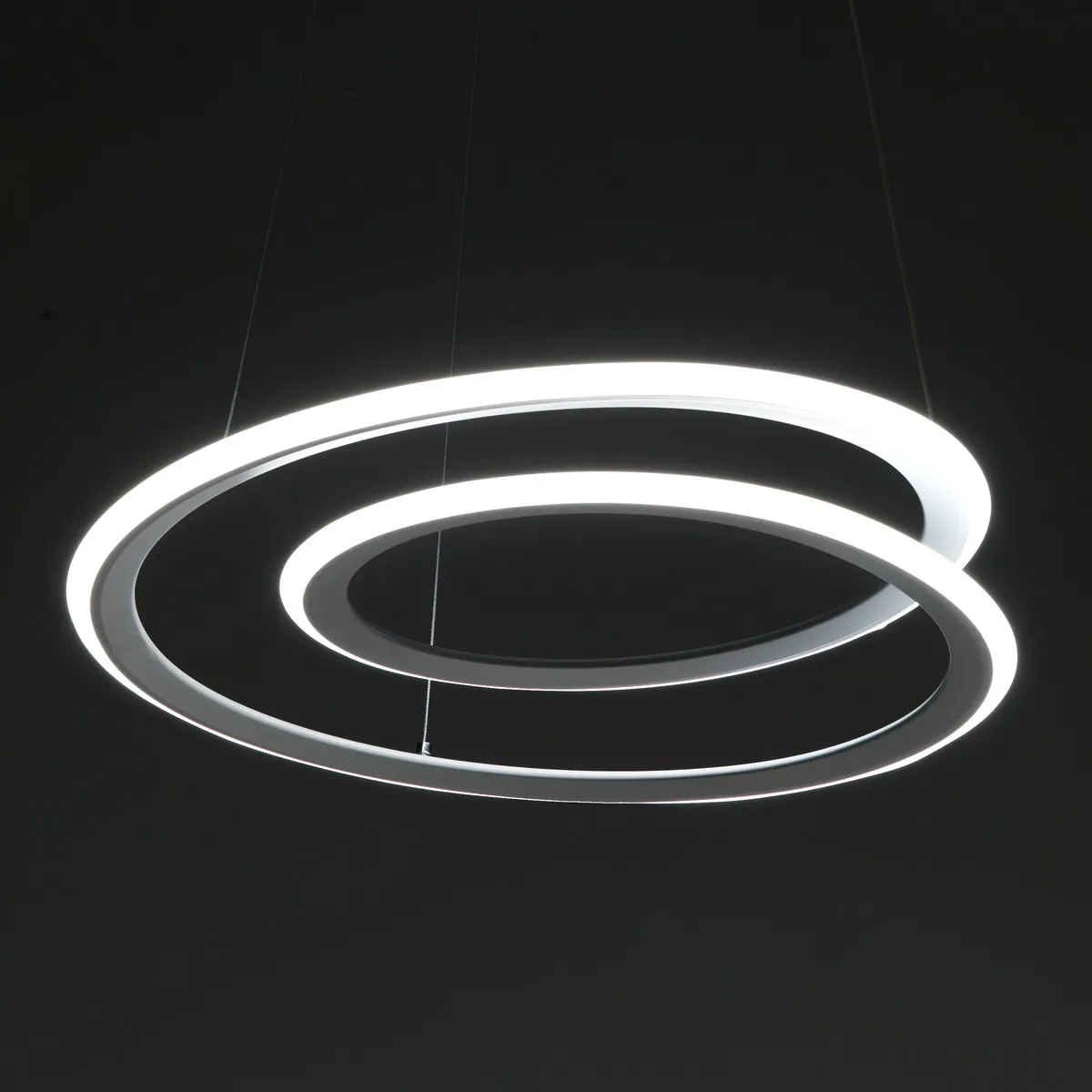 Lampadario Spiral Tomasucci acceso su fondo nero