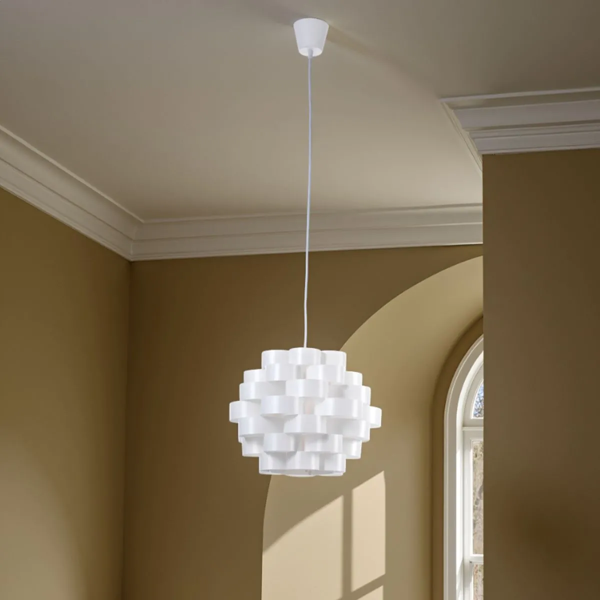 Lampadario Arca Tomasucci bianco in una stanza