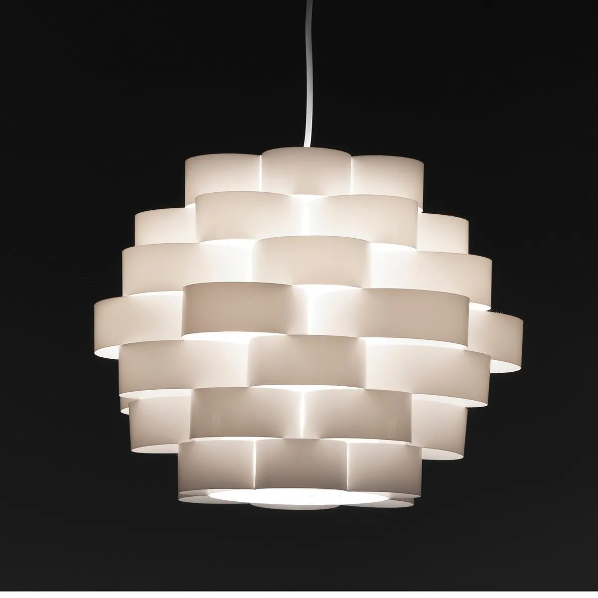 Lampadario Arca Tomasucci acceso su fondo nero