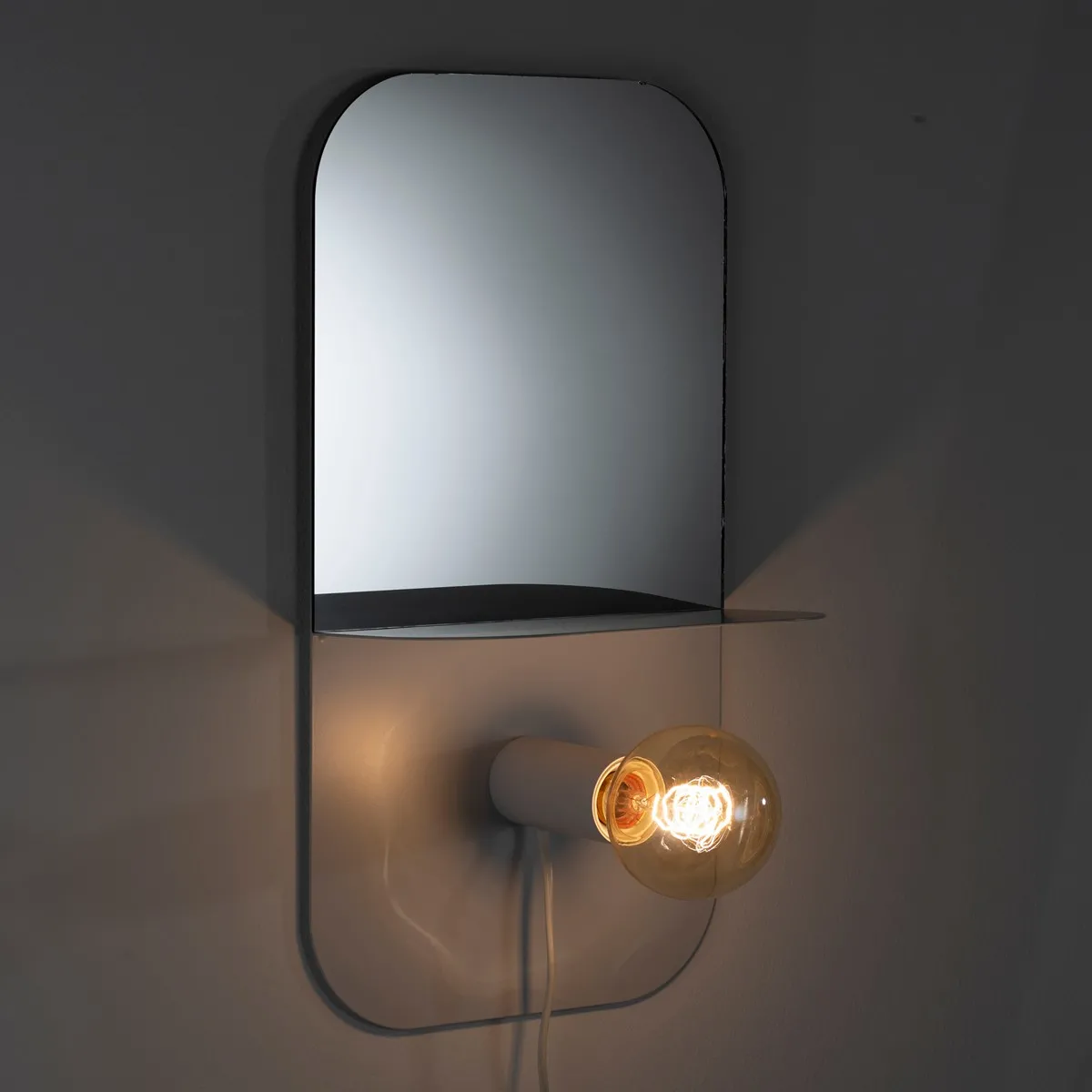 Mensola Magic Shelf Tomasucci con specchio e luce accesa