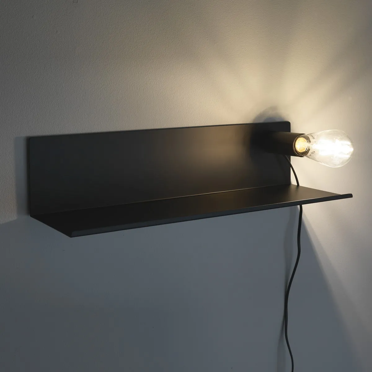 Mensola Magic Shelf Tomasucci a parete con lampadina