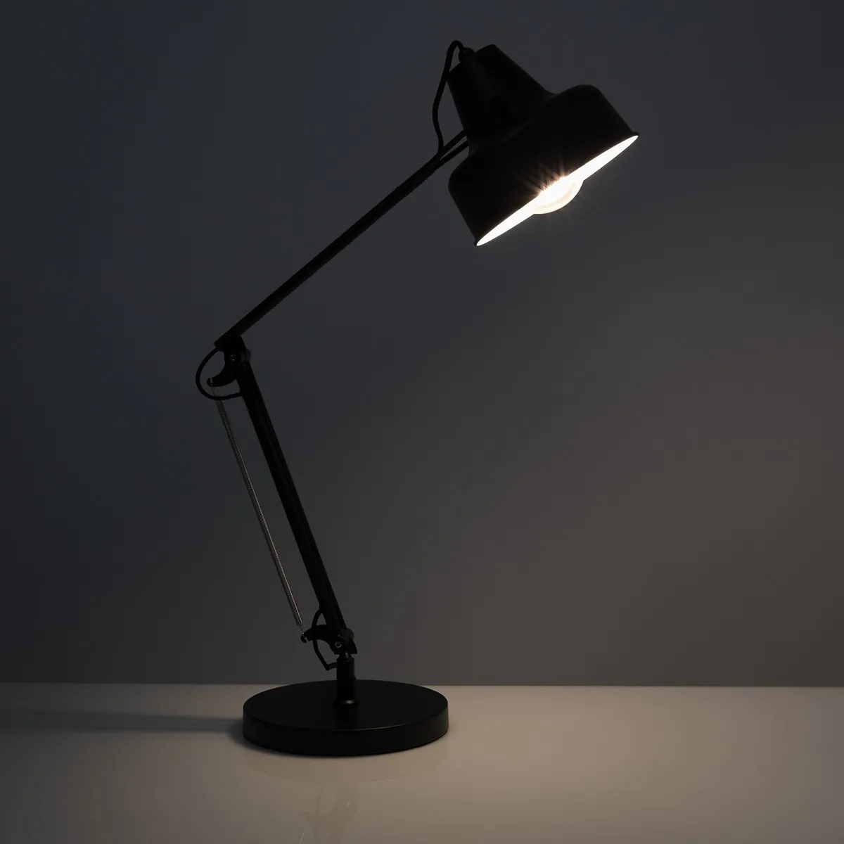 Lampada da scrivania Ark Tomasucci accesa su fondo scuro
