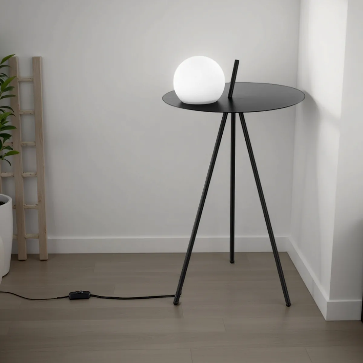 Tavolino con lampada Polo Tomasucci in una stanza