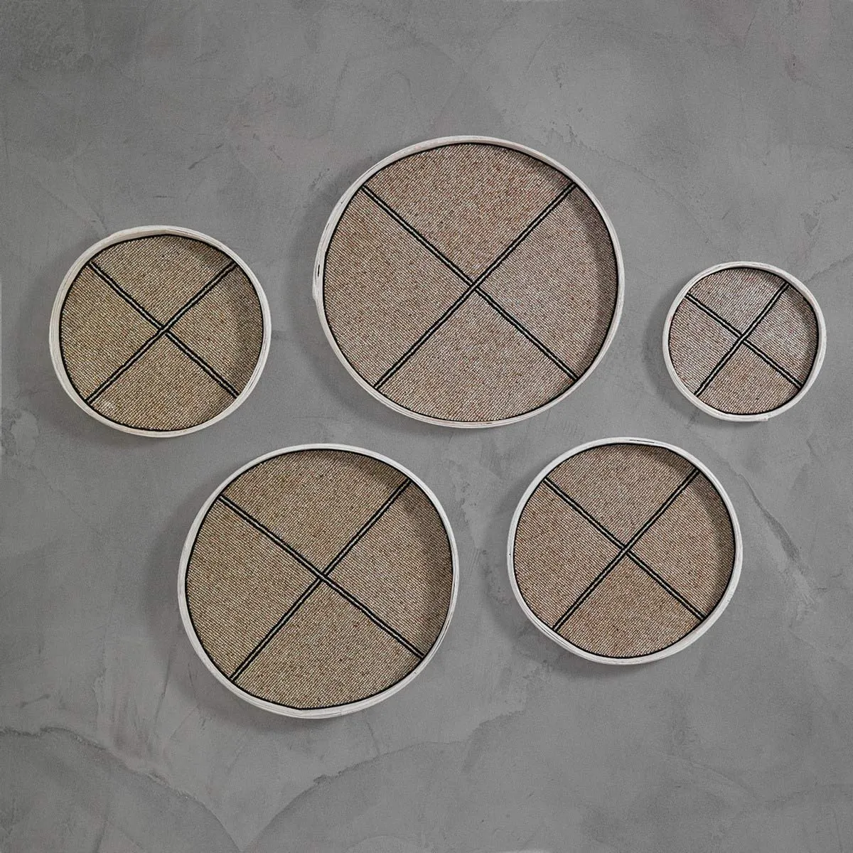 Set di cinque piatti decorativi Truja Tomasucci su una parete