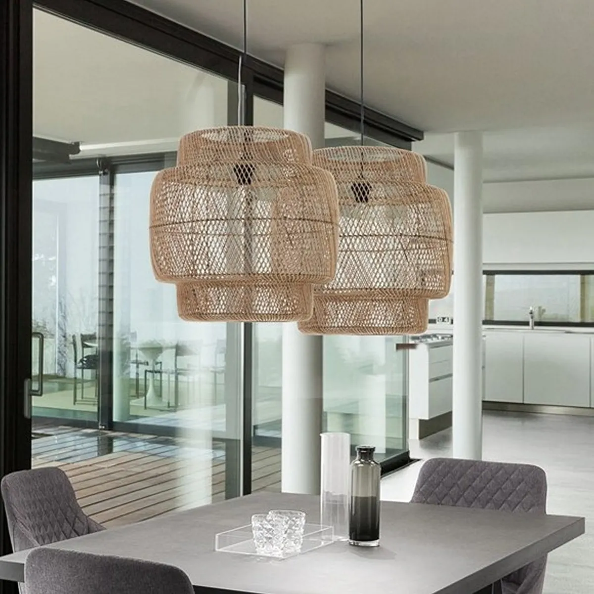 Lampadari Sanat Tomasucci in rattan sopra un tavolo