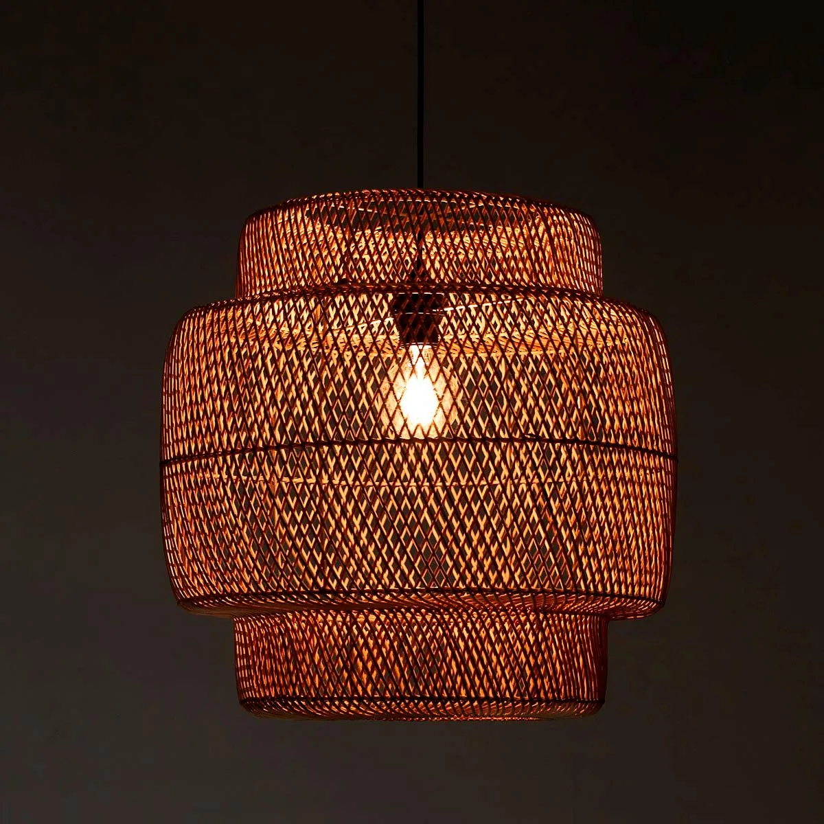 Lampadario Sanat Tomasucci acceso su fondo scuro