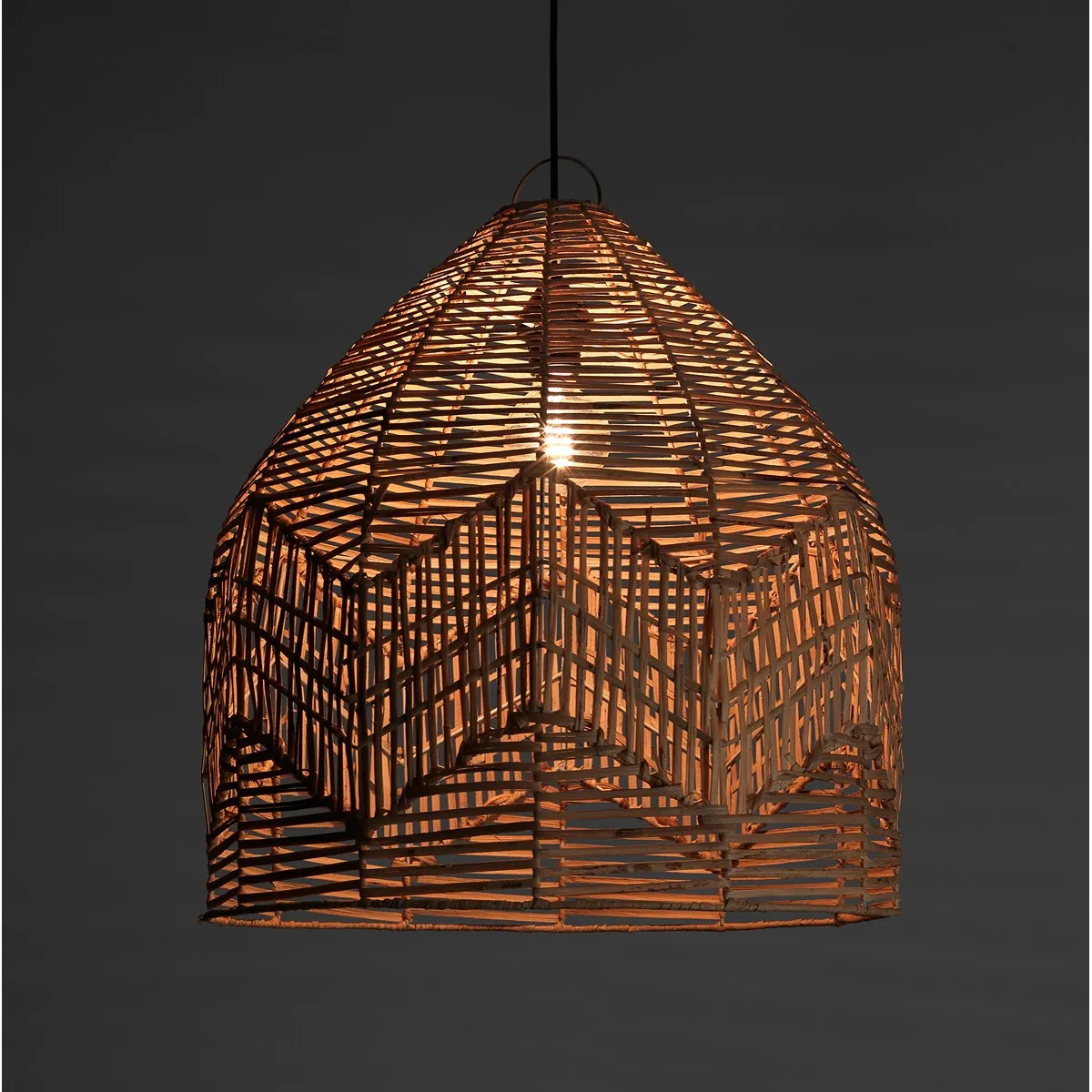 Lampadario Reetha Tomasucci in rattan acceso