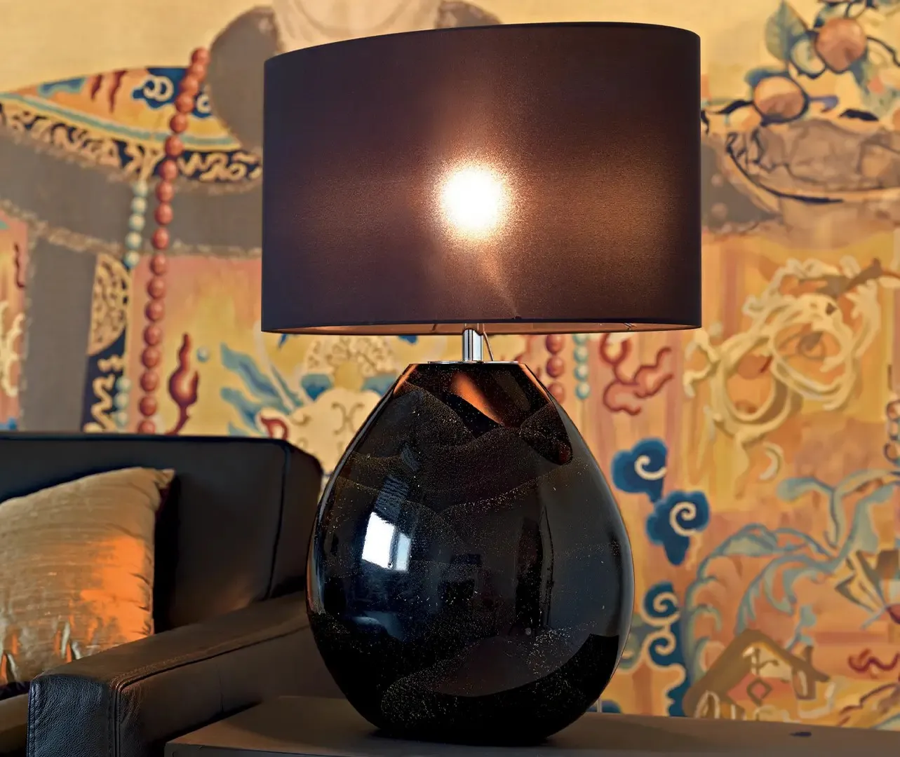 Lampada da tavolo Tosca Le Fablier con vaso nero lucido e paralume nero acceso