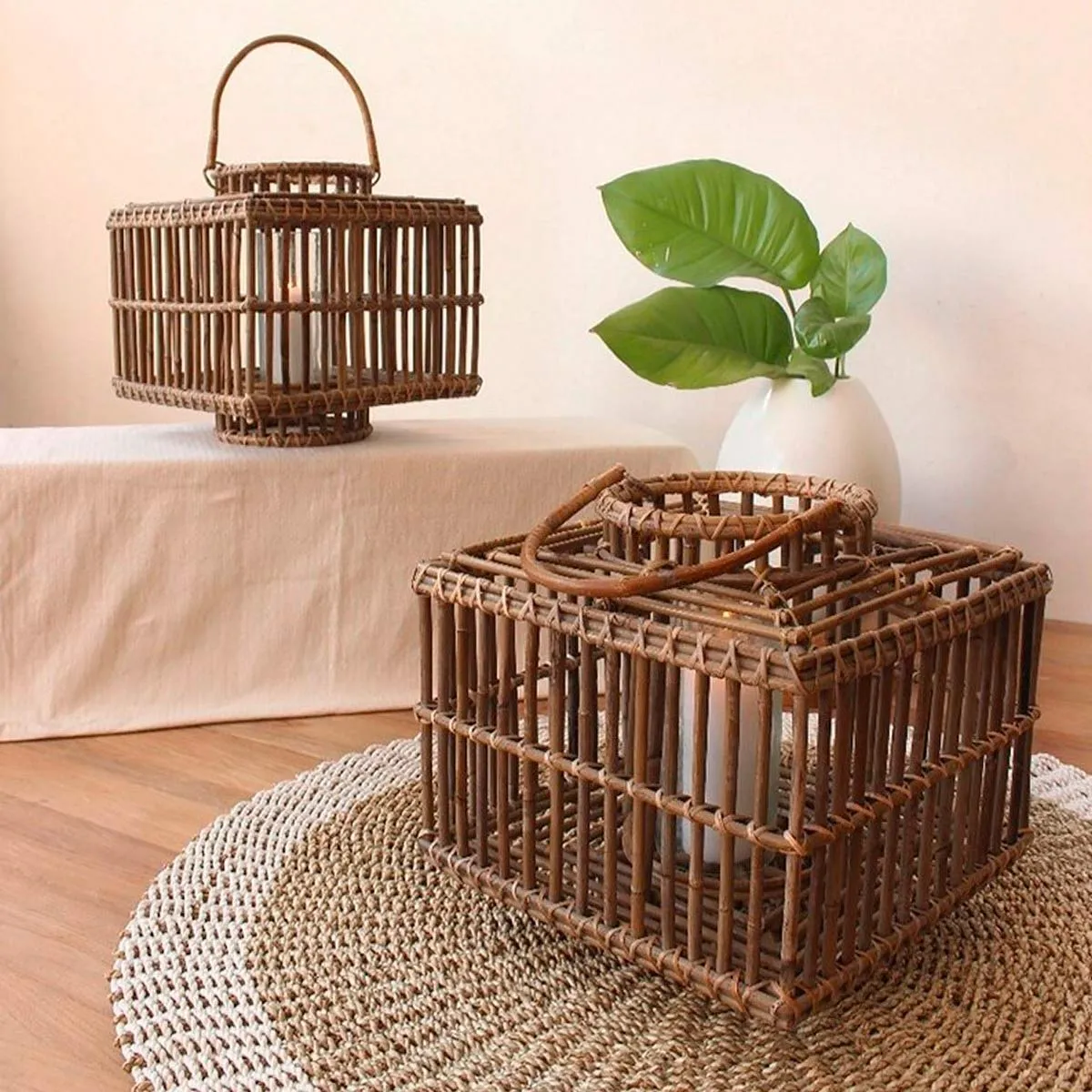 Lanterne Amla Tomasucci in rattan su un tavolo