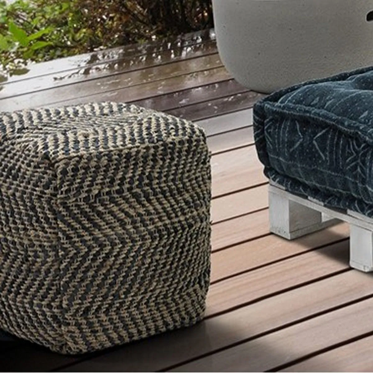 Pouf Nagar-C Tomasucci in juta su una terrazza