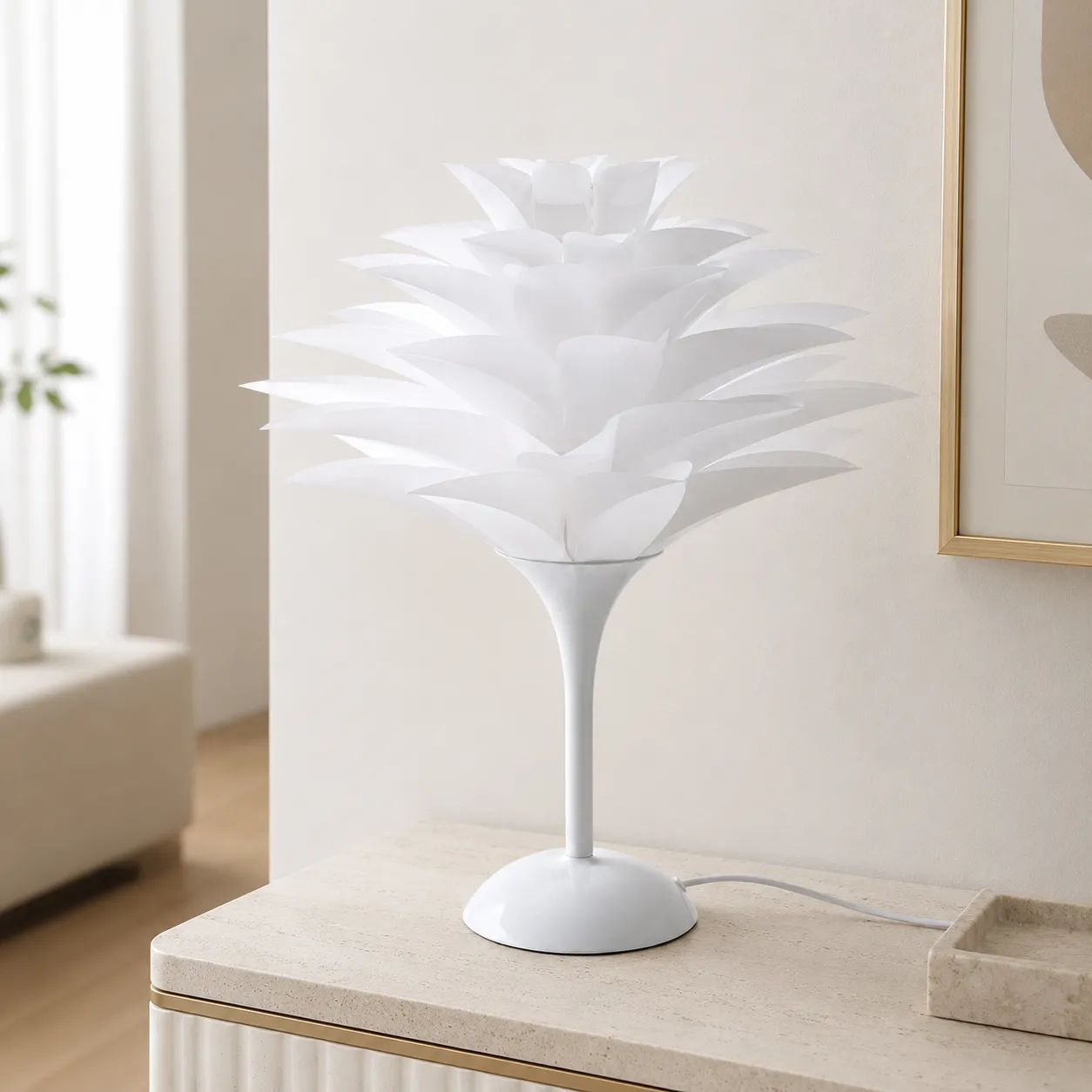 Lampada da tavolo Petalo Tomasucci accesa su un mobile