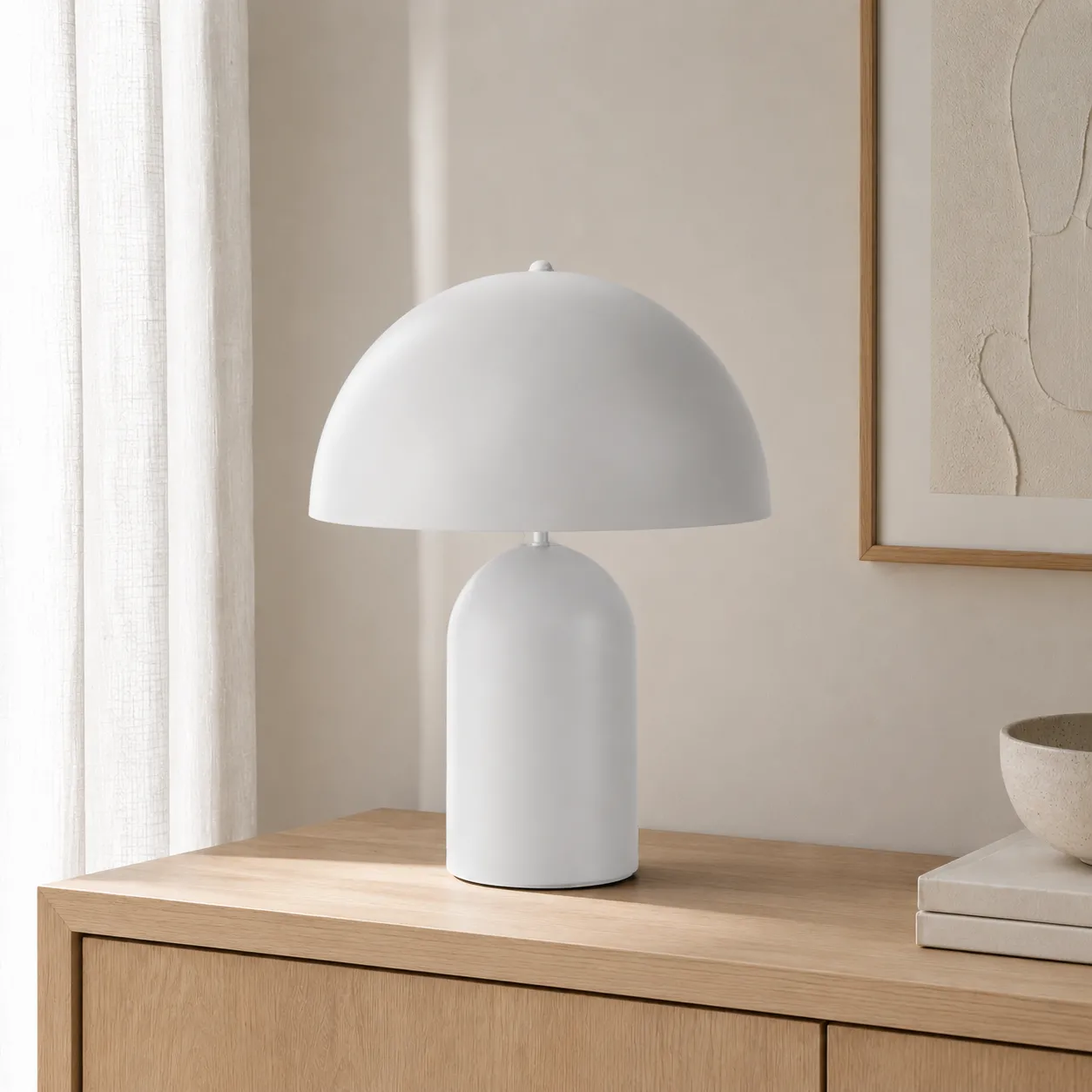 Lampada da tavolo Thom White Tomasucci su una madia