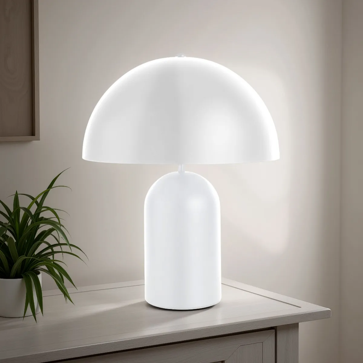 Lampada Thom White Tomasucci accanto a una pianta