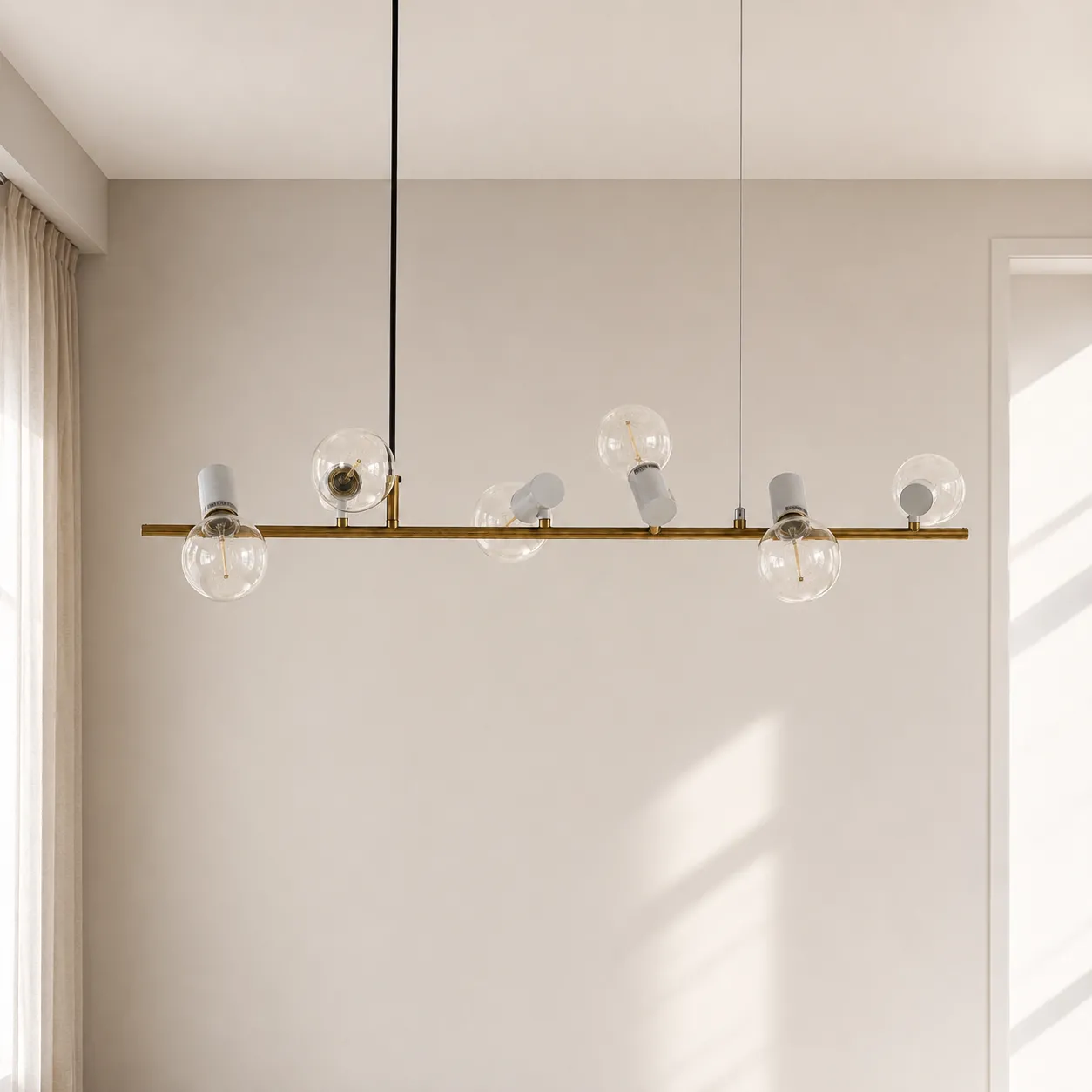 Lampadario Branch Tomasucci in ottone sopra una zona pranzo
