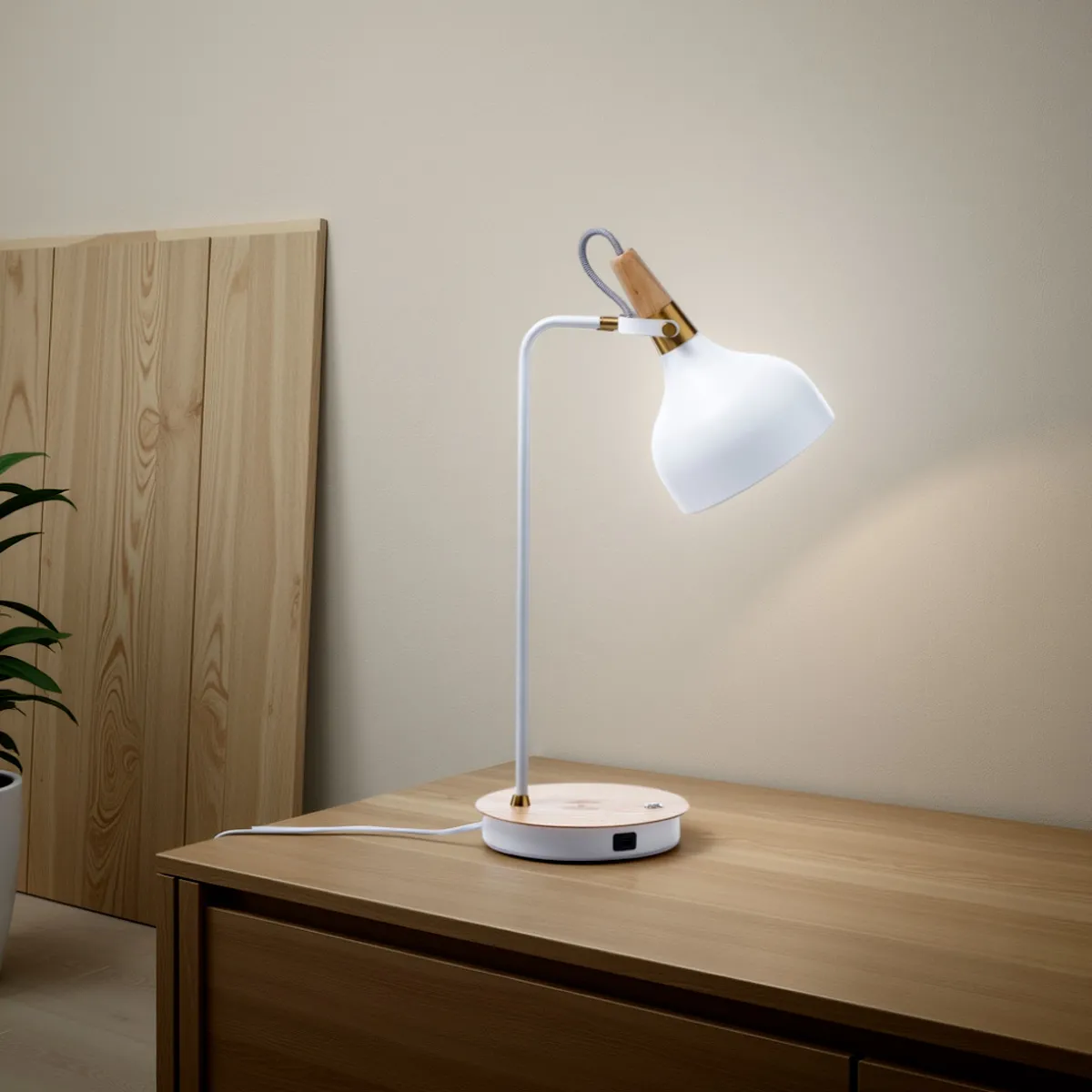 Lampada da scrivania Nunzio Tomasucci su una scrivania in legno