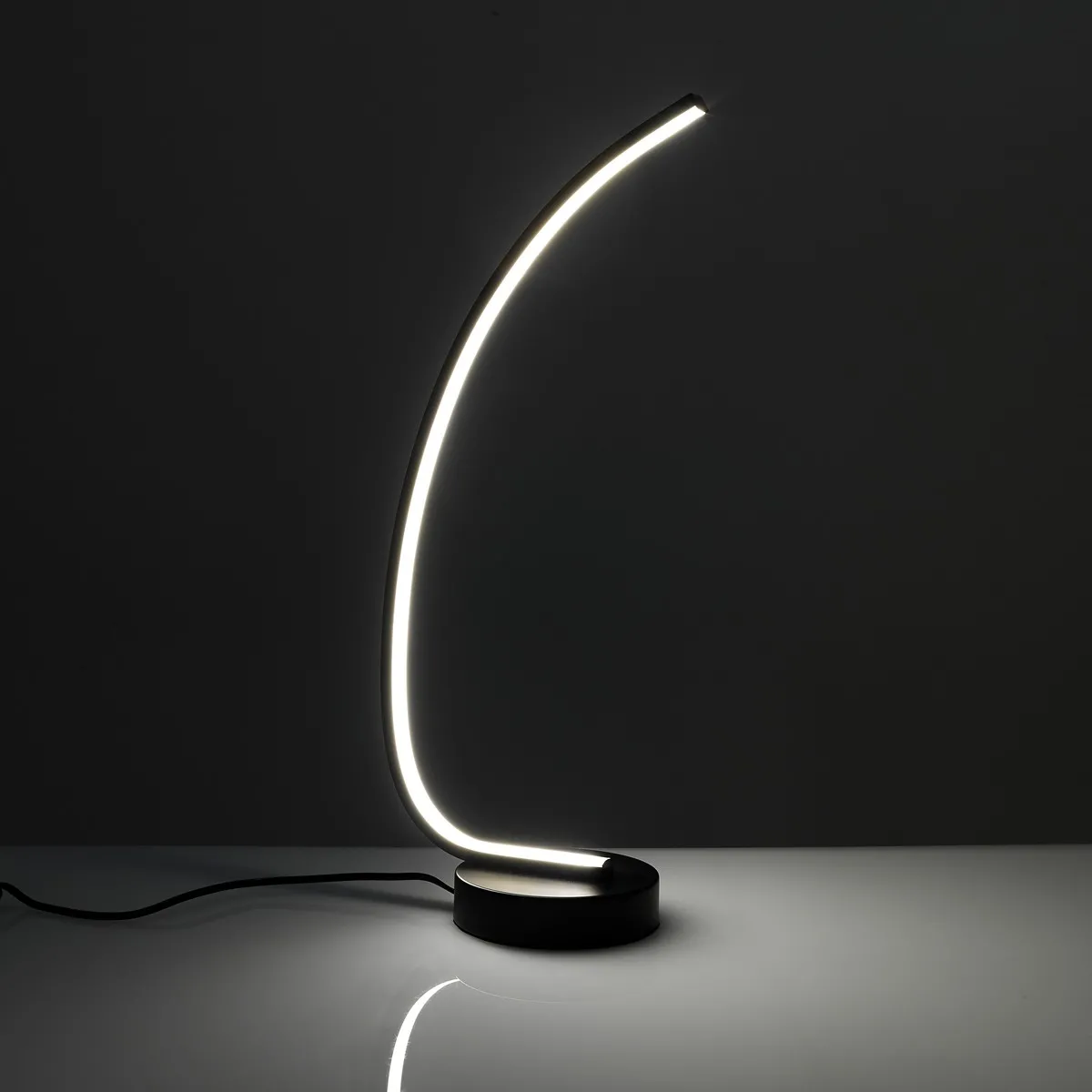 Lampada Stelo Tomasucci accesa su fondo nero