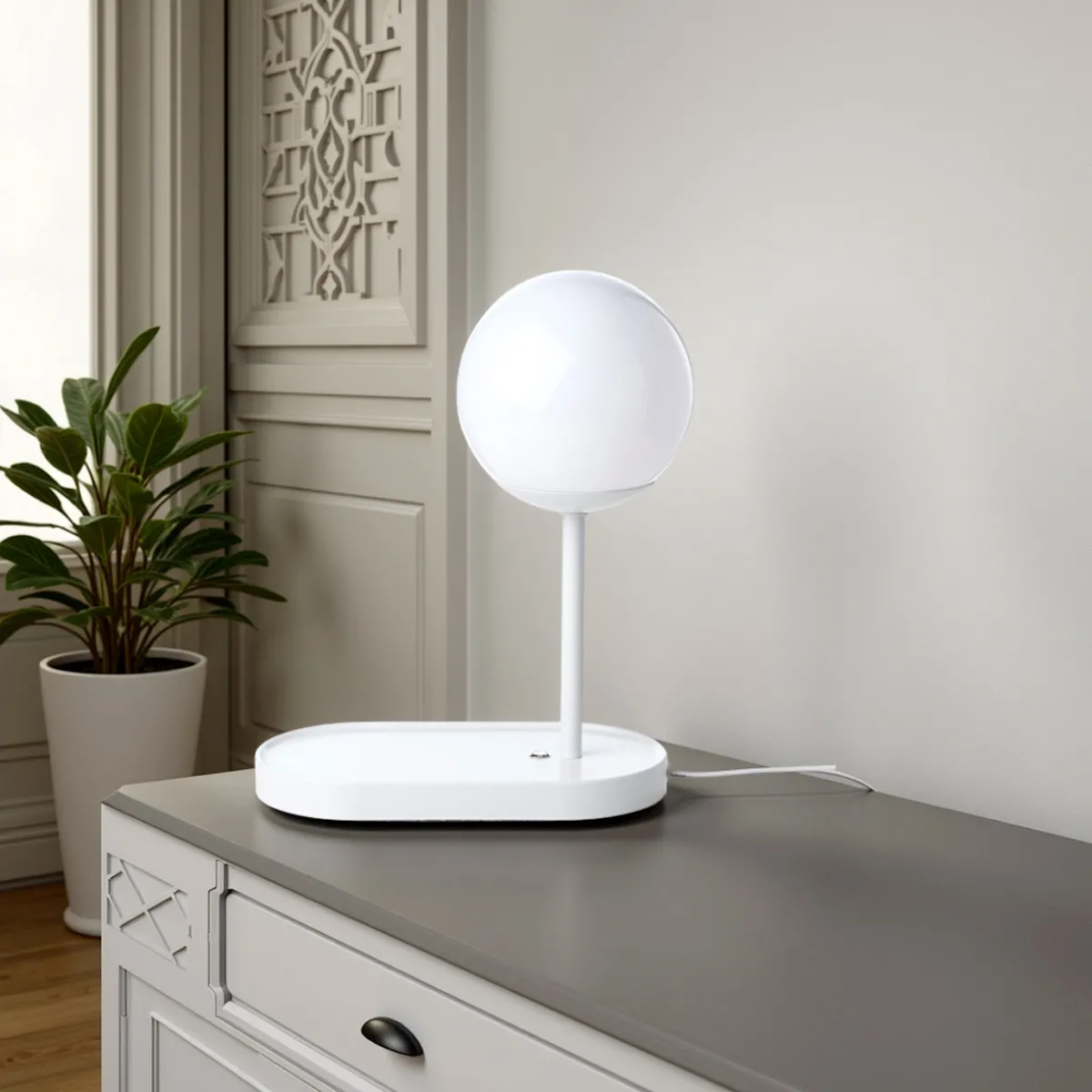 Lampada da tavolo Pogo Tomasucci su un mobile