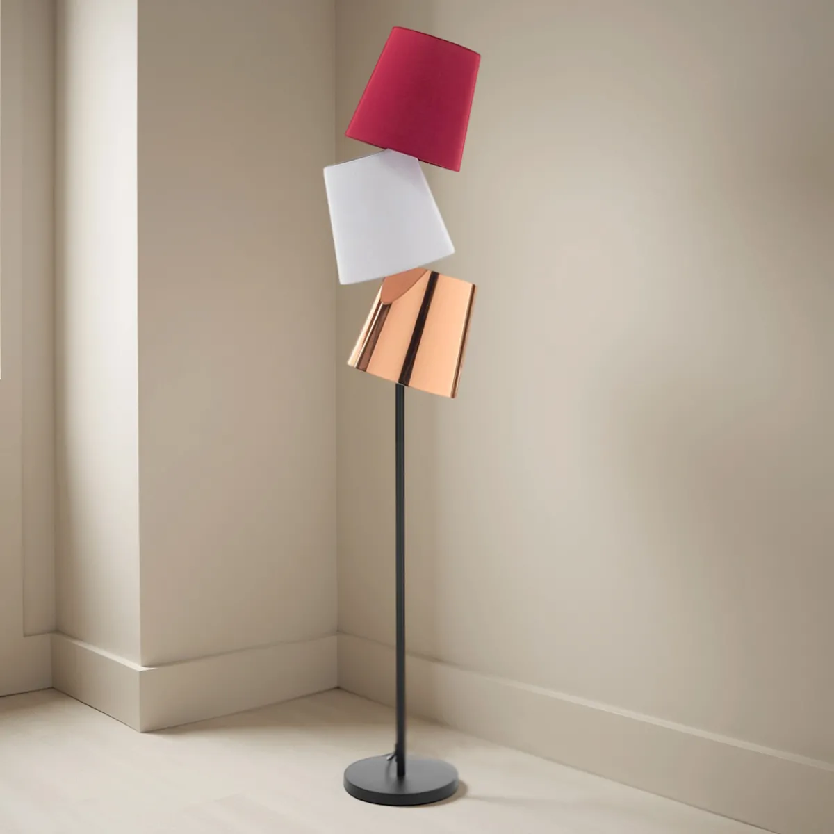 Lampada da terra Jumble Tomasucci in una stanza