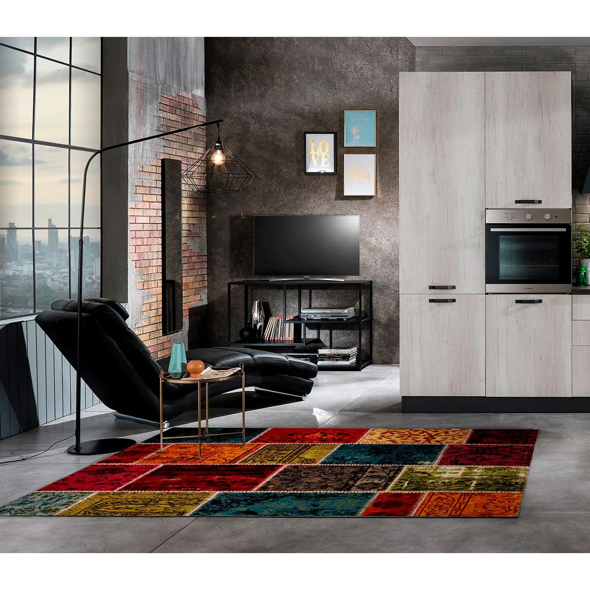 Tappeto Kaleidos Tomasucci patchwork in un soggiorno