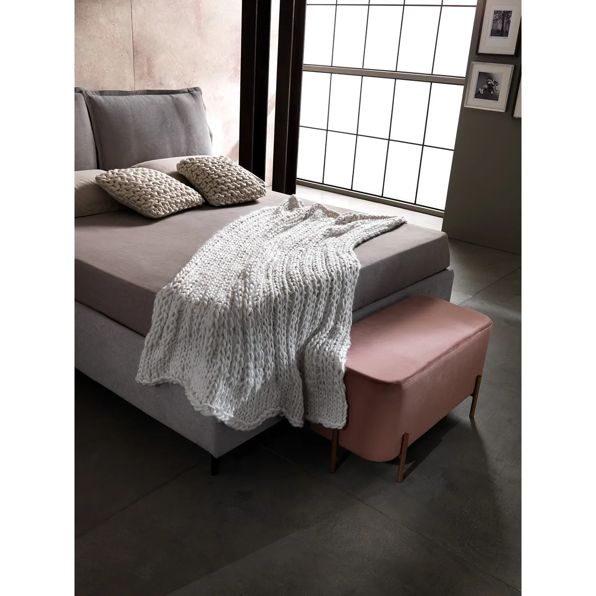 Coperta Tender Tomasucci in maglia bianca ai piedi del letto