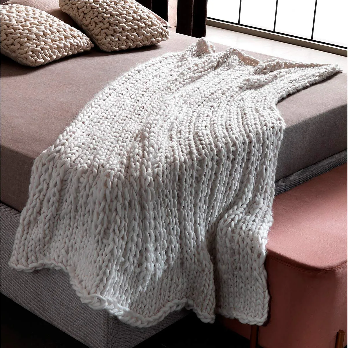Coperta Tender Tomasucci su un pouf rosa in camera